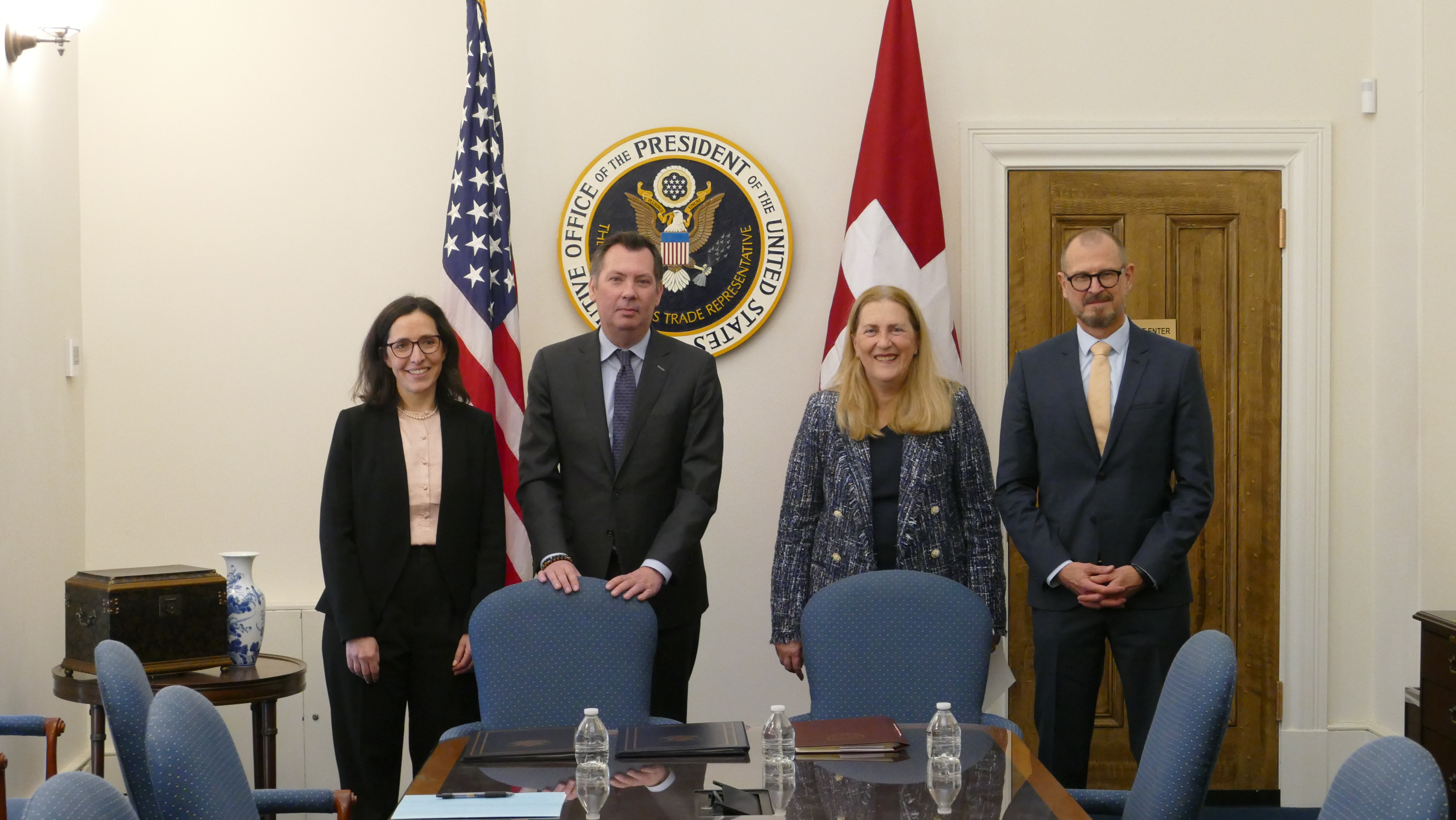 Von links nach rechts: FDA Deputy Commissioner for Policy, Legislation, and International Affairs Andi Fristedt; Deputy United States Trade Representative Jayme White; Direktorin des Staatssekretariats für Wirtschaft SECO Helene Budliger Artieda; Swissmedic, Leiter Bereich Stab und Internationales Dr. Jörg Schläpfer