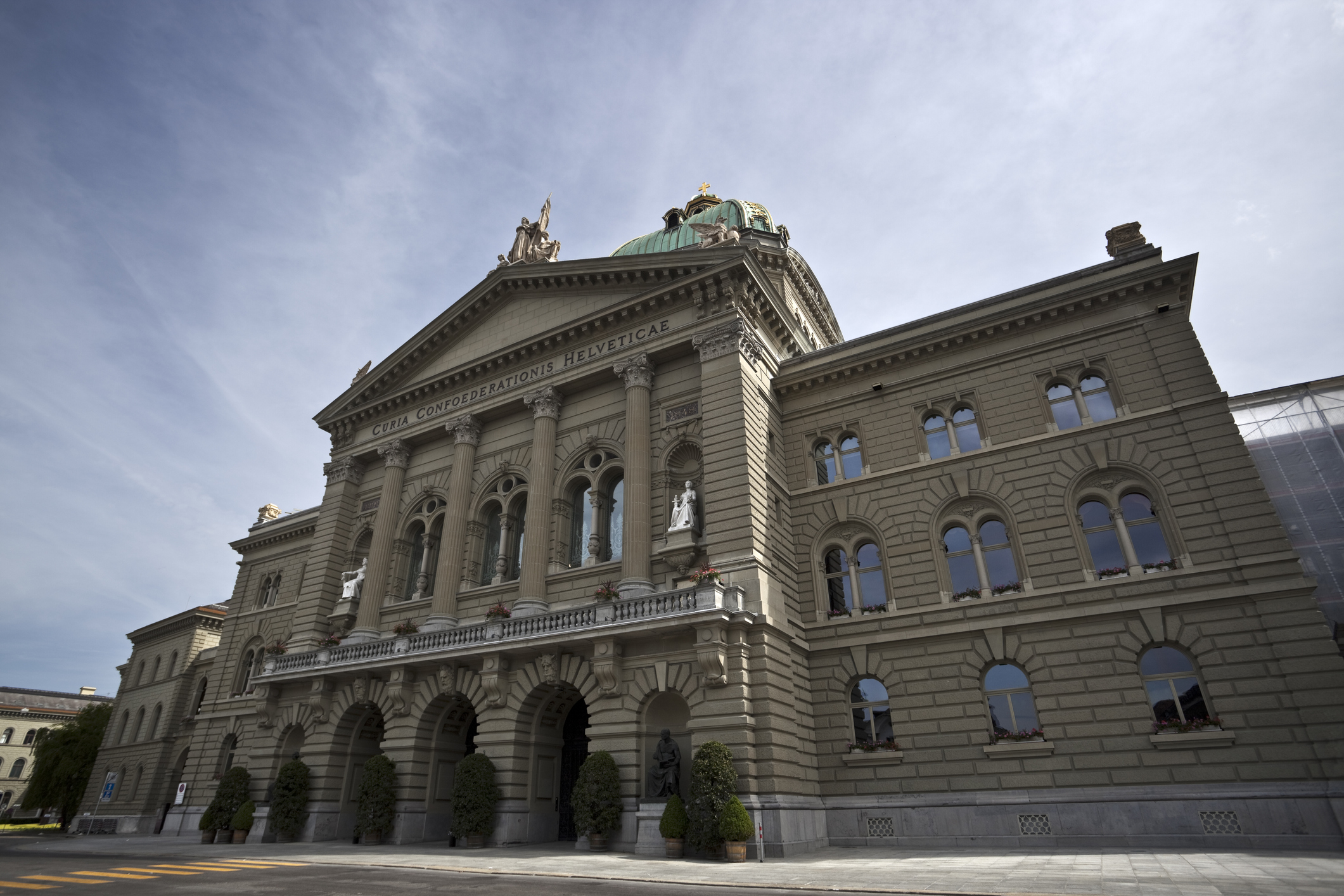 Bundeshaus aus der Froschperspektive, nebliger Himmel