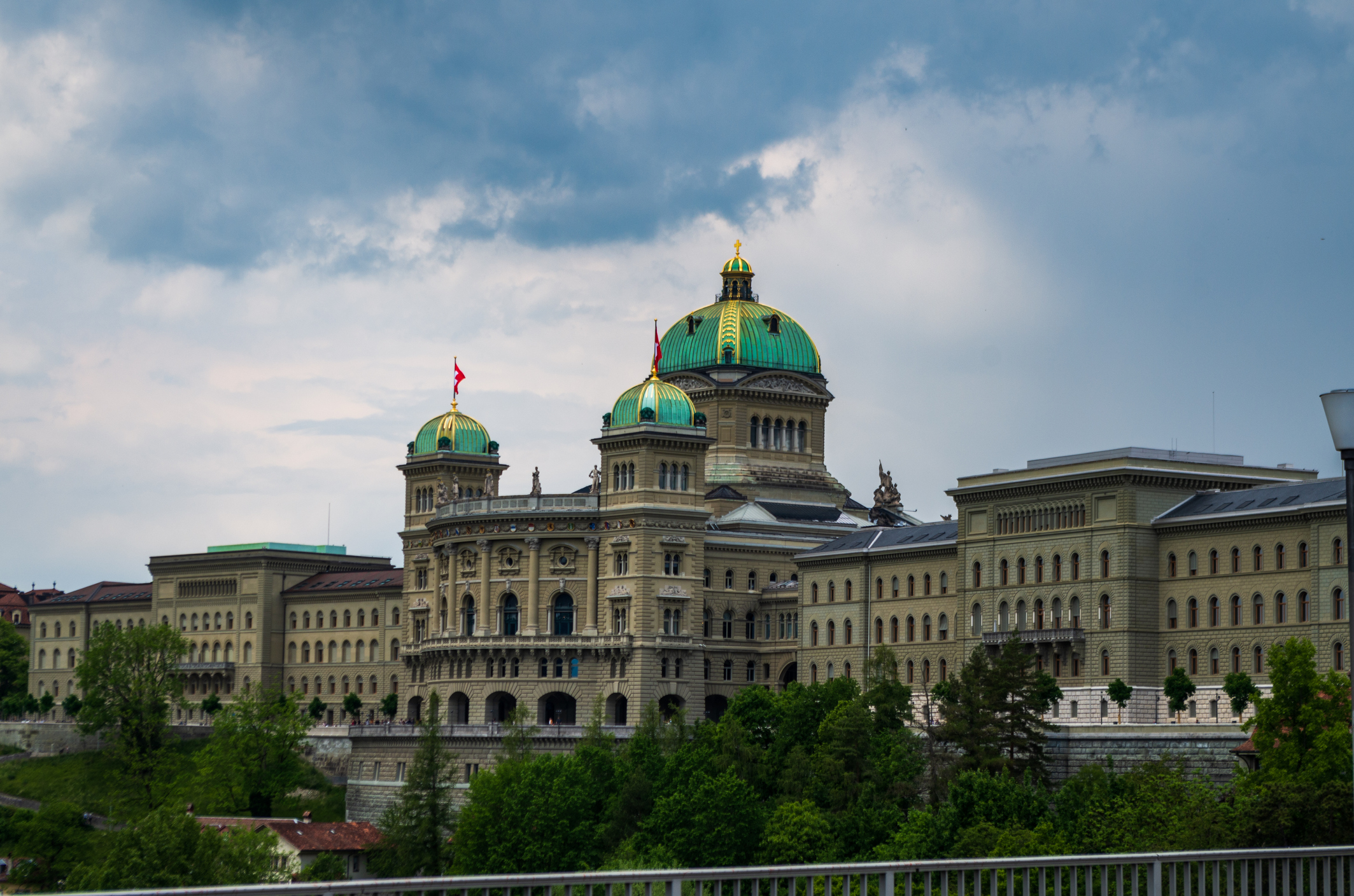 Bundeshaus Bern an einem bewölkten Tag