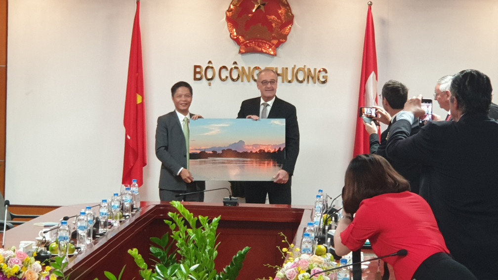 BR Parmelin mit dem Wirtschaftsminister Trần Tuấn Anh