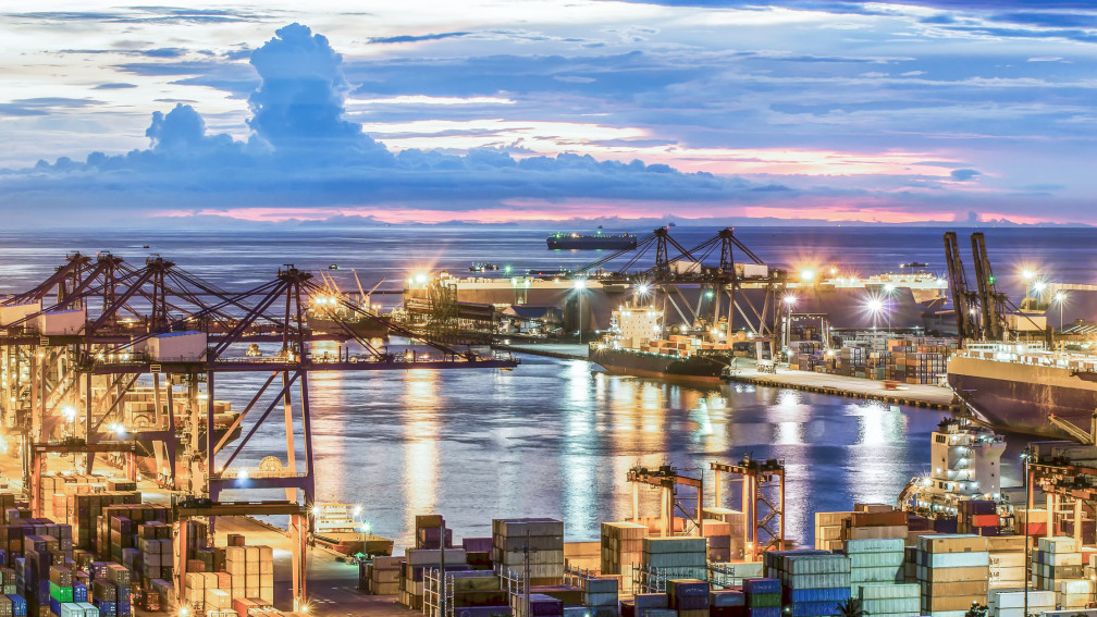 Hafen mit Industriekranen und Containerschiffen