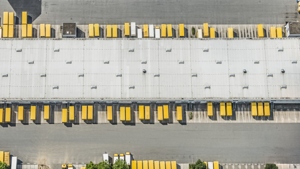 Mehrere Postlastwagen von oben