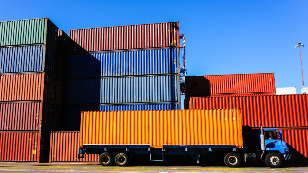 LKW vor Container