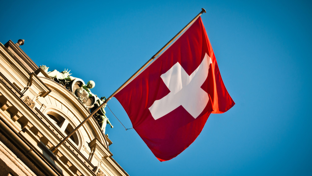 Bundeshaus und Schweizer Flagge