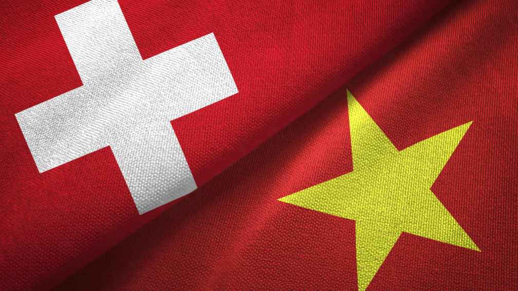 vietnamesische Flagge und Schweizerfahne