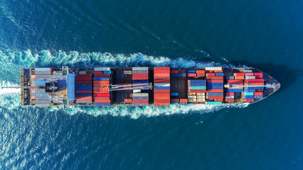 Transportschiff in Bewegung mit Fracht an Bord