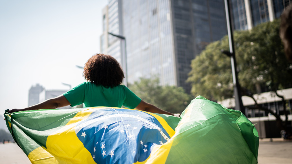 Mann mit Brasilienflagge