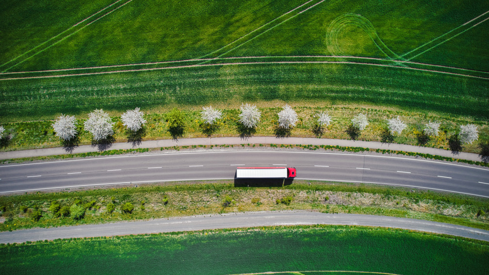 Lastwagen in grüner Umgebung