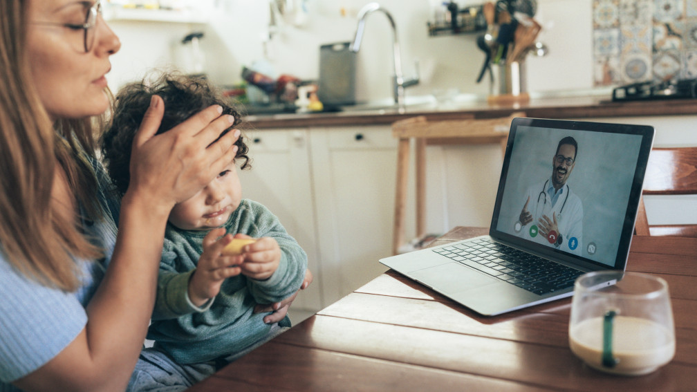 Patienten beim Arzt per Videocall