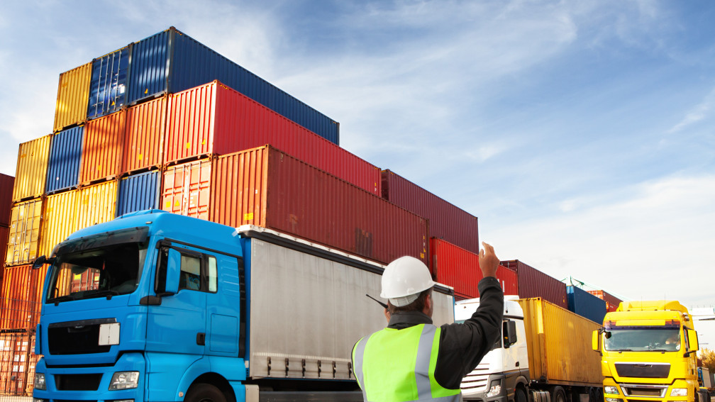 Lastwagen im Containerhafen
