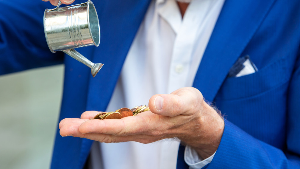 Giesskanne mit Geld