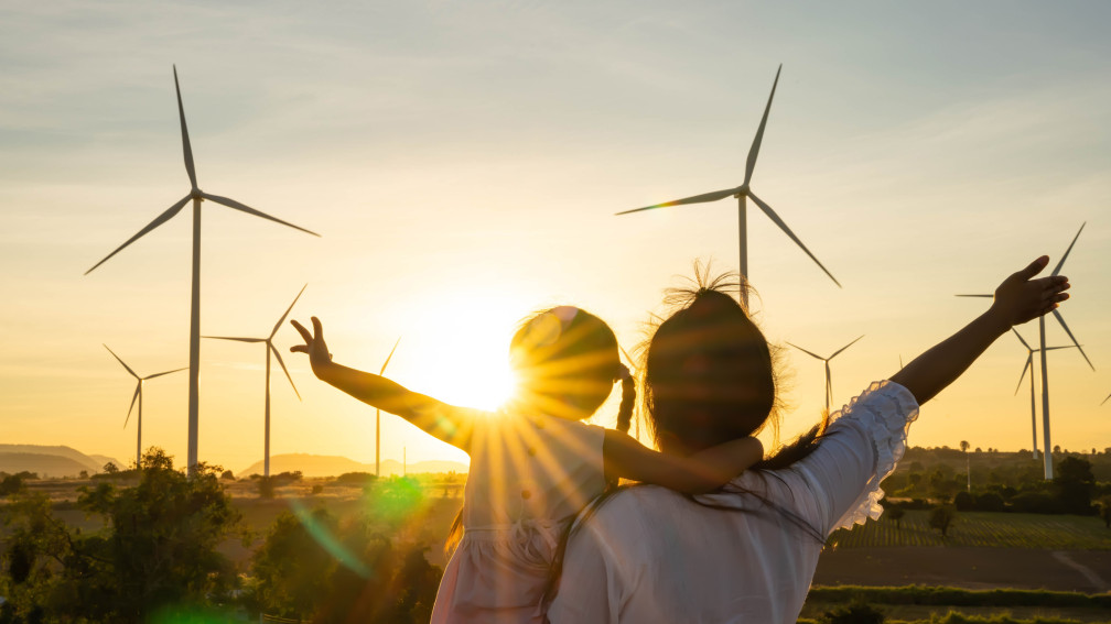 Familie vor Windturbine
