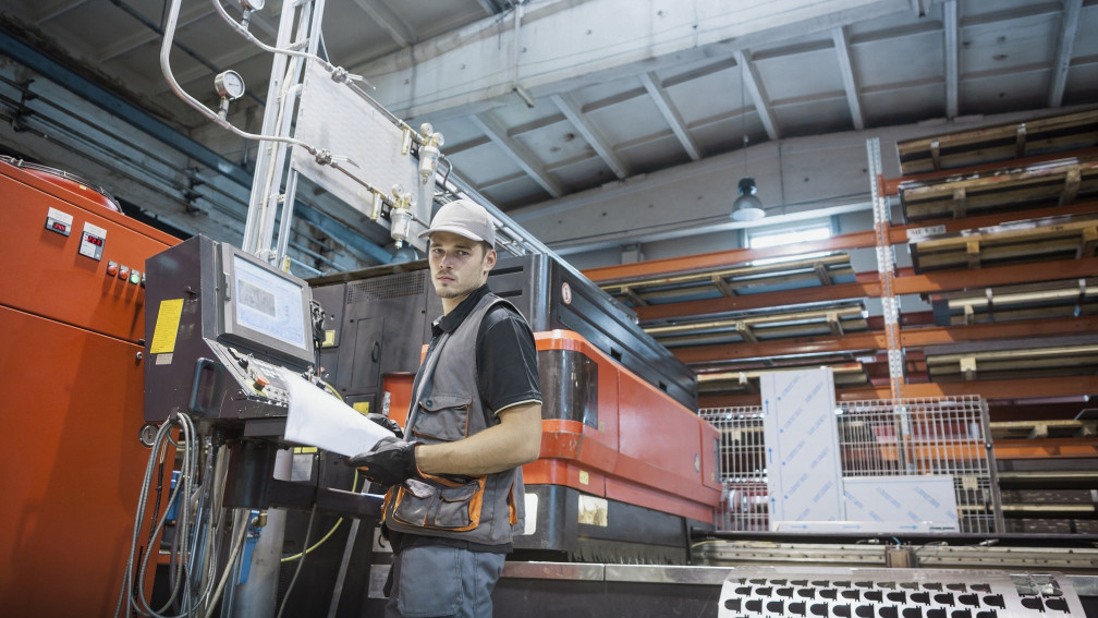 Abbau Industriezölle: Junger Arbeiter in einer Fabrik