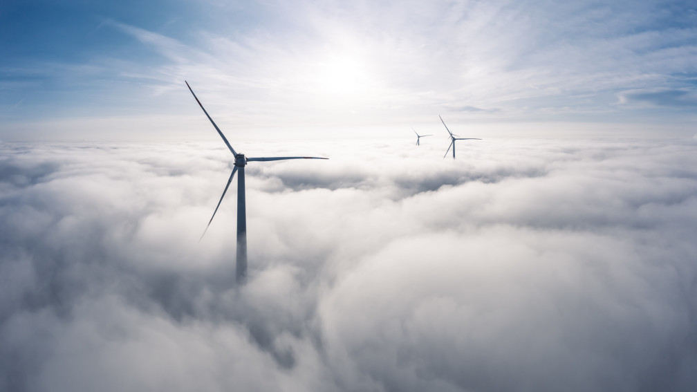Windturbinen über Wolken