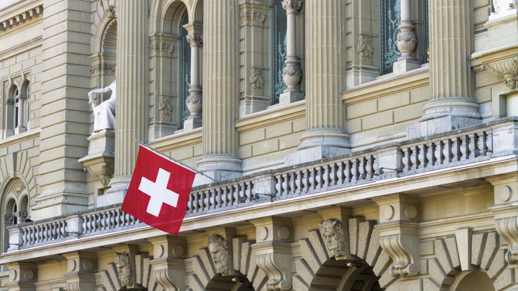 schweizer fahne vor bundeshaus