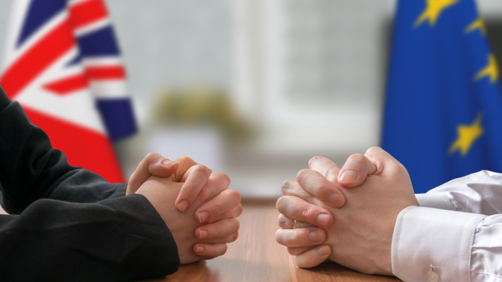 Verhandlungen Europa und Grossbritannien. Zwei Politiker mit verschränkten Händen