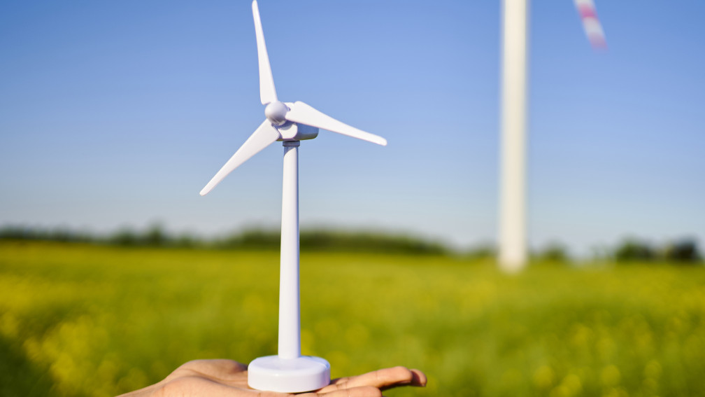 Kleine Windturbine vor einen grossen Windturbine