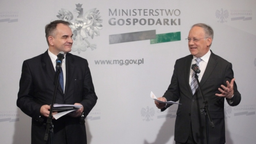Zwei Männer halten Rede