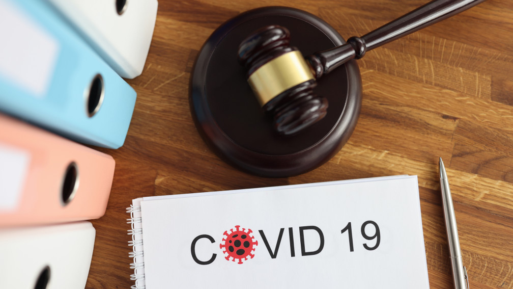Gesetzeshammer mit Skript über Covid
