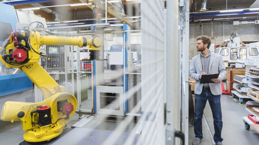 Ingenieur begutachtet Industrieroboter