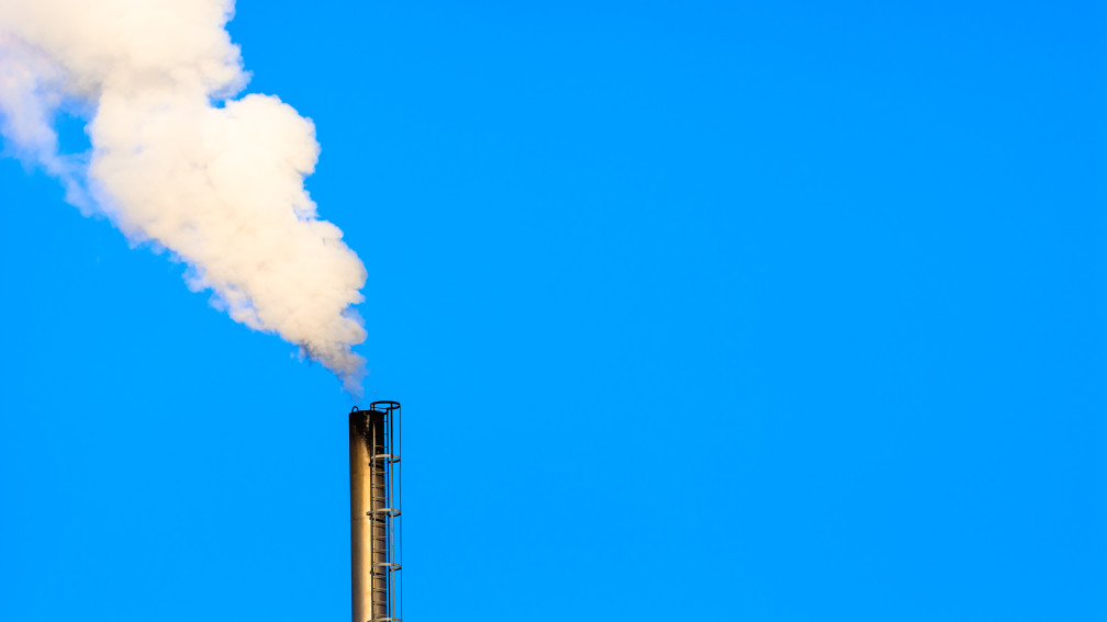Une cheminée d'usine qui fume