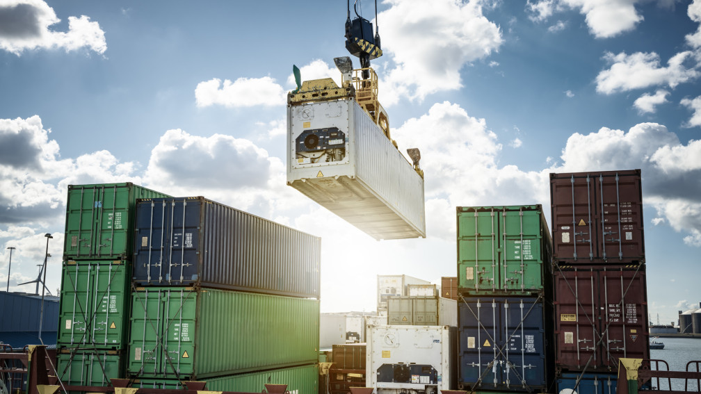 Exportcontainer beim Verladen