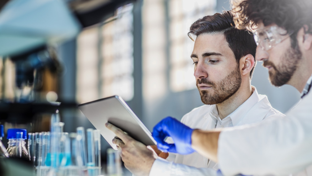 Zwei Forscher analysieren eine chemische Auswertung