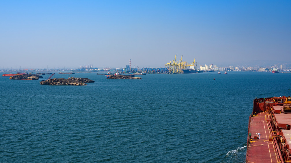 Frachtschiff fährt den Hafen von Semarang an, Java, Indonesien