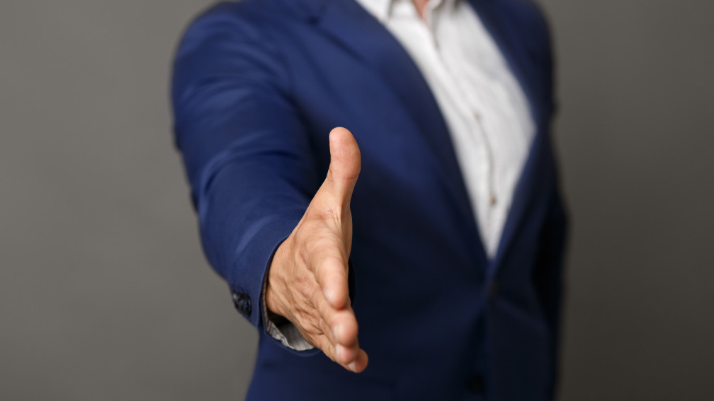 Geschäftsmann offeriert einen Handshake