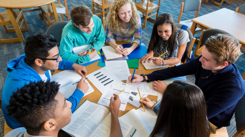Schüler an Tisch