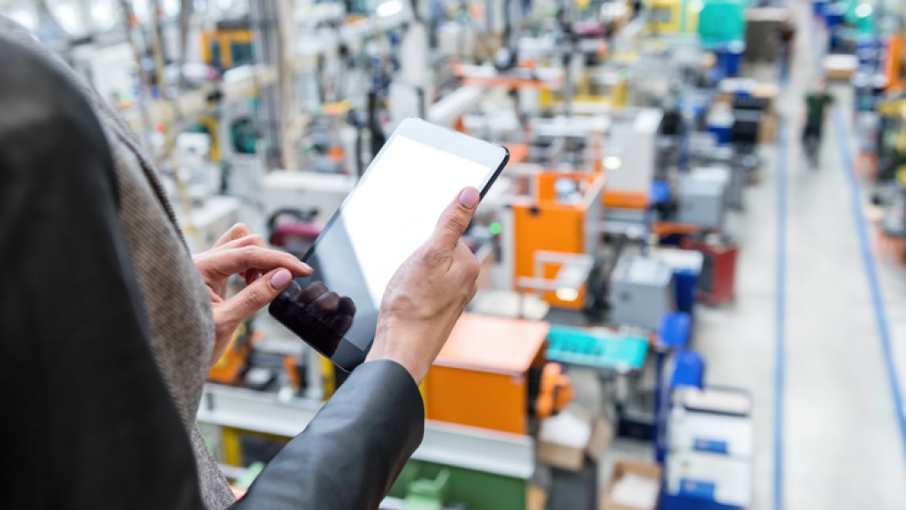 Mensch bedient ipad in Fabrik