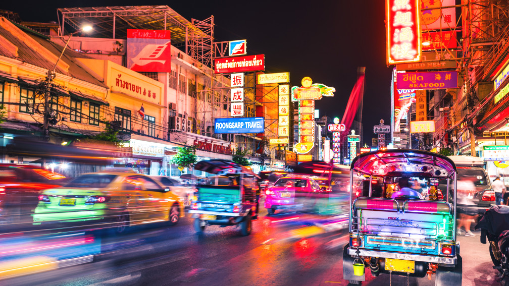 La circulation dans les rues de Bangkog de nuit