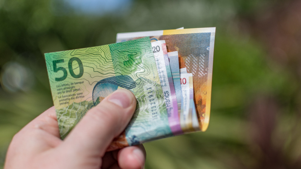 Hand hält Geld