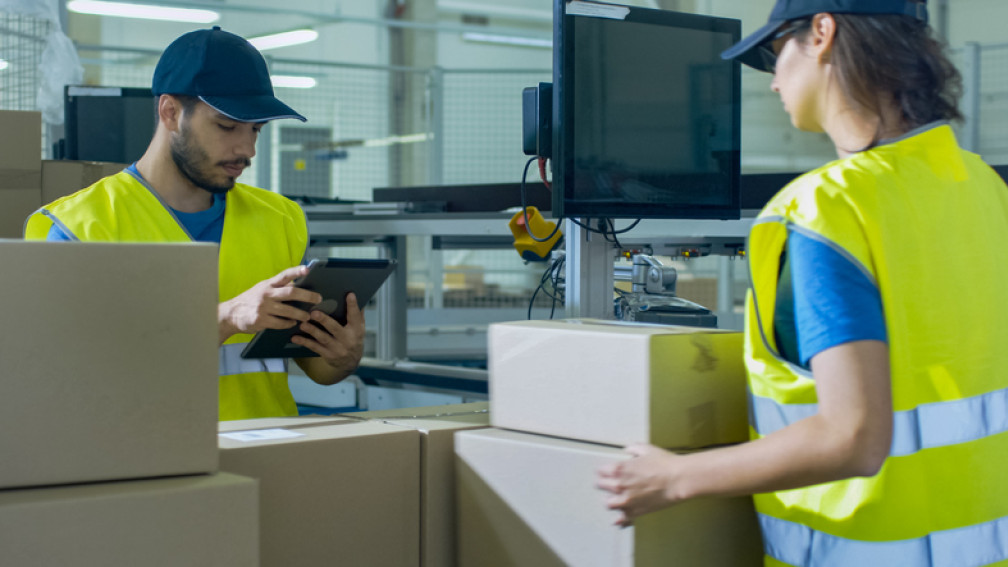 Des douaniers contrôlent des colis