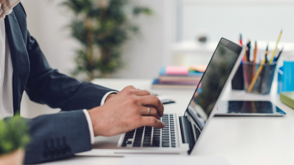 Person arbeitet auf Laptop