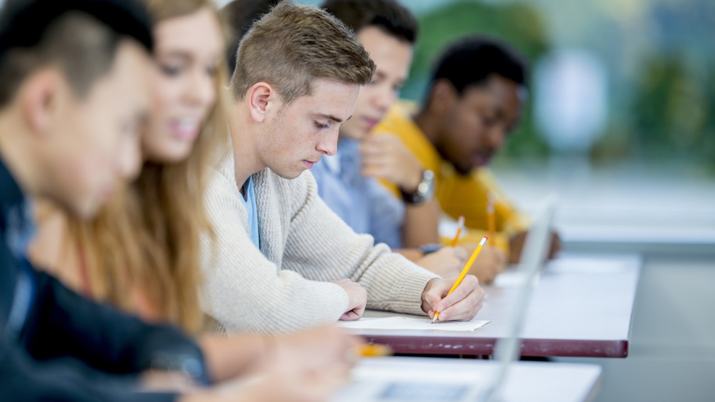 schüler am lernen