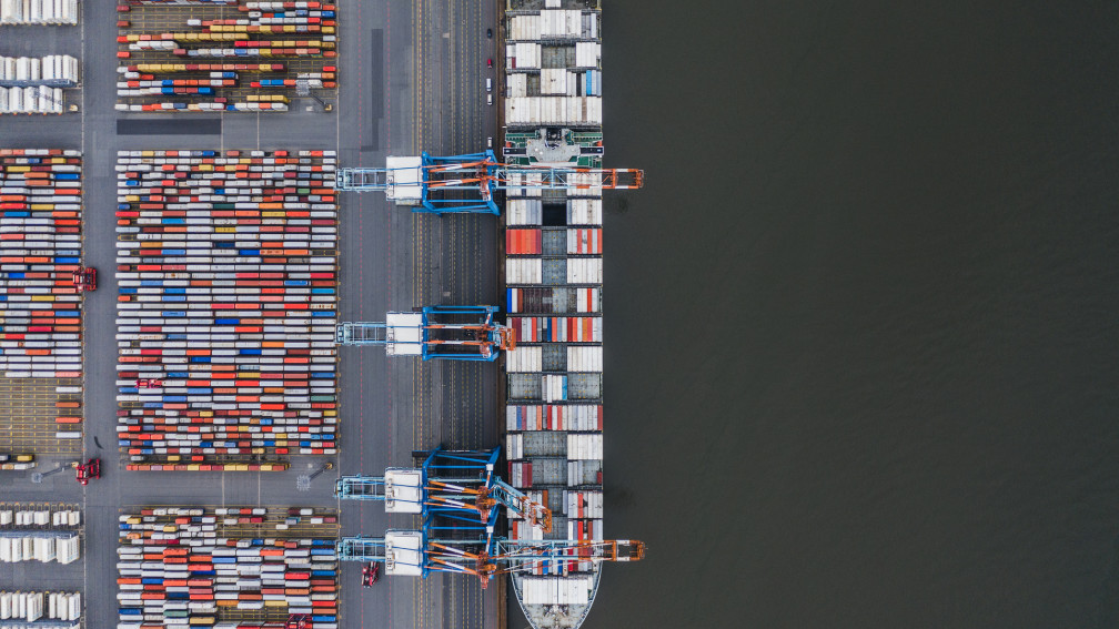 Containerschiff im Hafen