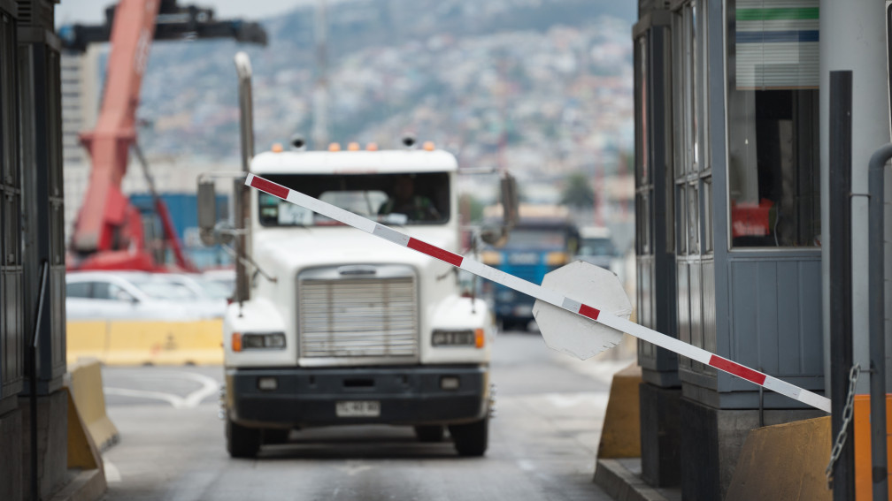 Lastwagen wird an einer Schranke durchgelassen