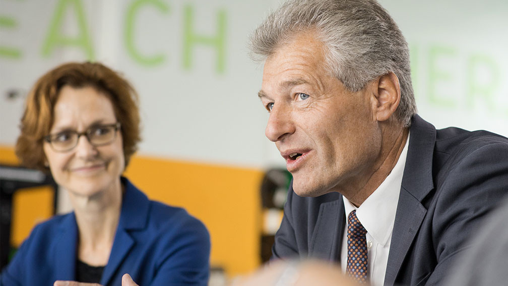 Mann und Frau werden interviewt
