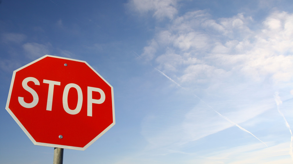 Stopschild vor blauem Himmel