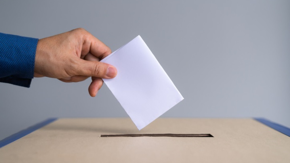 Nein zur 99% Initiative, Hand wirft Abstimmungszettel ein