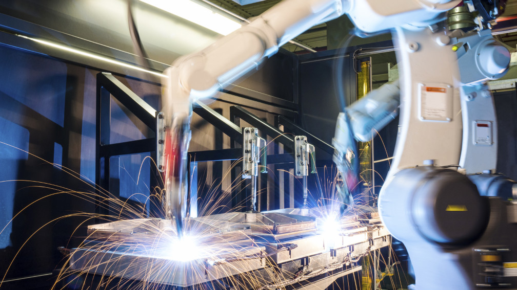 Maschine, die Metall lasert