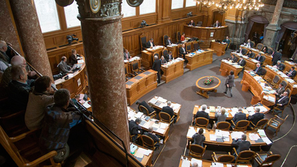 Vogelperspektive auf Kommissionssaal im Bundeshaus
