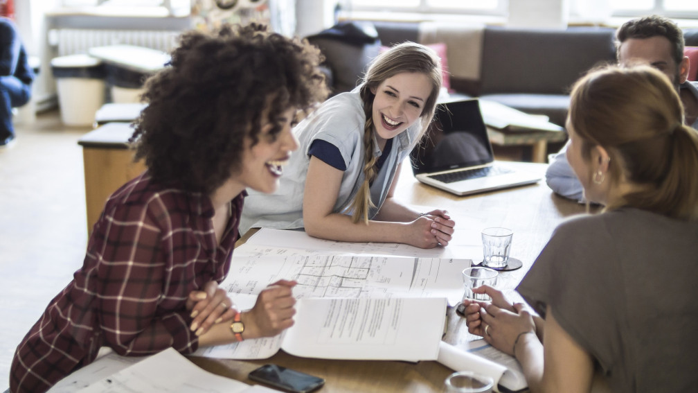 Leute in Start Up besprechen sich am Tisch