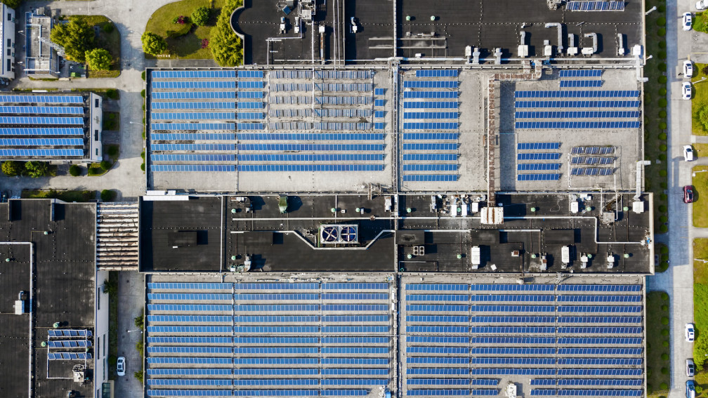 Industriegebäude mit Solarzellen