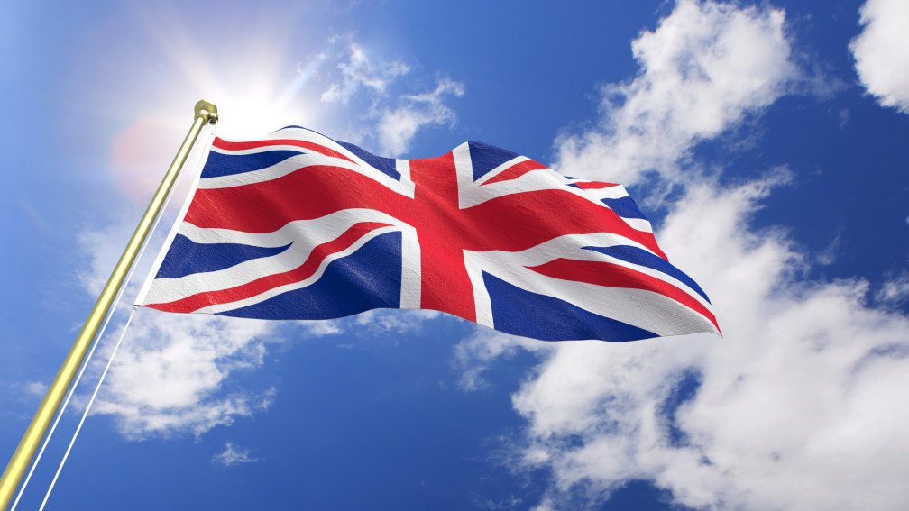 UK-Flagge mit Sonne im Hintergrund