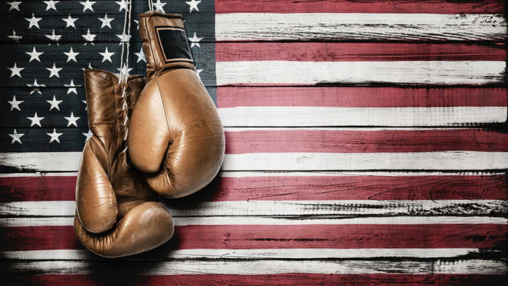 Drapeau américain et paire de gants de boxe suspendus devant