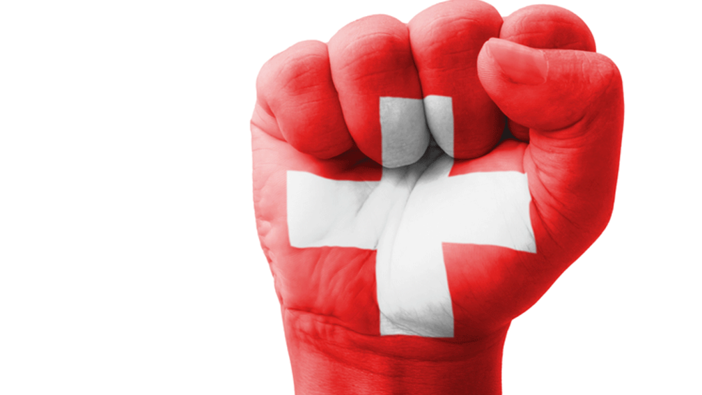 poing avec croix suisse