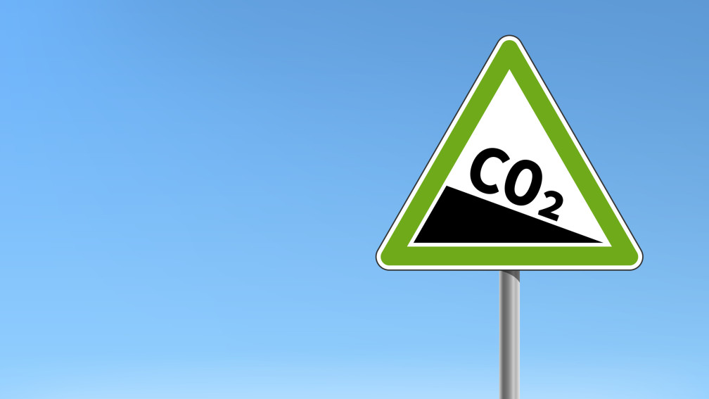 Grünes Strassenschild das Absenkung von CO2 signalisiert