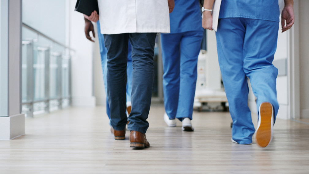 Ärtze gehen in einem Spital